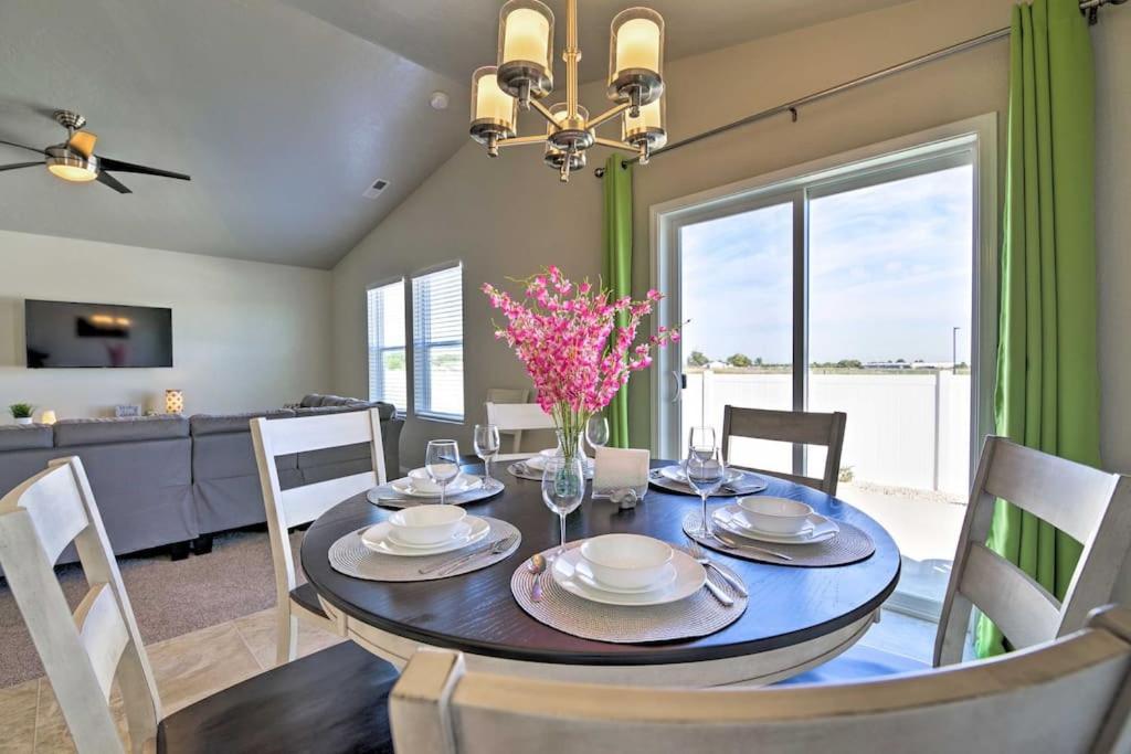 Family Friendly Playroom Garage Caldwell Bagian luar foto